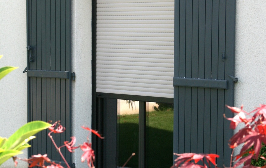 Volets battants roulants et occultants &agrave;&nbsp;Cozes